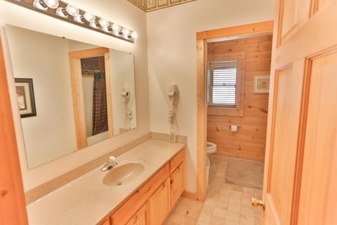 Log Inn, 5 bed 3 bath group cabin in Gatlinburg with game room and hot tub, seasonal resort pool Cabin in Gatlinburg