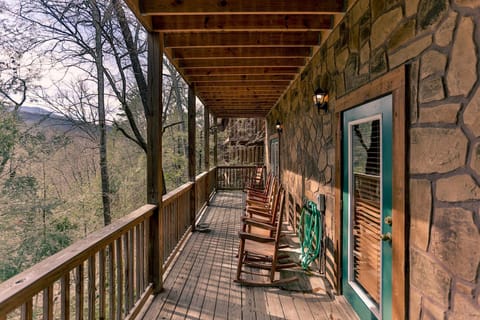 Log Inn, 5 bed 3 bath group cabin in Gatlinburg with game room and hot tub, seasonal resort pool Cabin in Gatlinburg