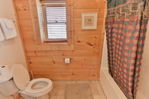 Log Inn, 5 bed 3 bath group cabin in Gatlinburg with game room and hot tub, seasonal resort pool Cabin in Gatlinburg