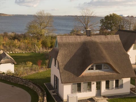 Property building, Facade/entrance, Day, Garden, View (from property/room), Balcony/Terrace, Beach, Sea view, Location, Family