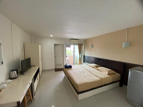 Bed, TV and multimedia, Photo of the whole room, Seating area, Bedroom
