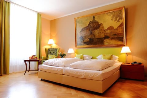 Photo of the whole room, Decorative detail
