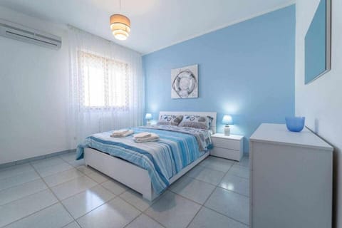 Bed, Photo of the whole room, Bedroom, towels, air conditioner