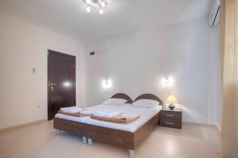 Bed, Photo of the whole room, Bedroom, towels, air conditioner