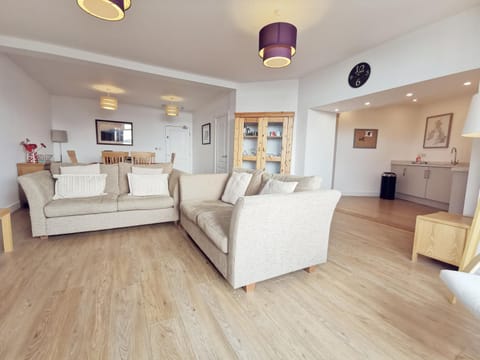 24 CLIFF APARTMENT-3 BED-GROUND FLOOR-SEA VIEWS House in Trearddur Bay