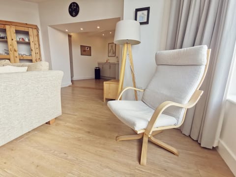 24 CLIFF APARTMENT-3 BED-GROUND FLOOR-SEA VIEWS House in Trearddur Bay