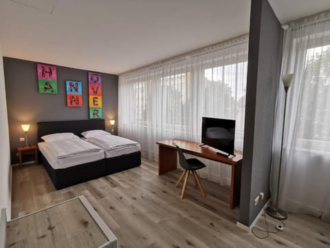 Bed, TV and multimedia, Photo of the whole room