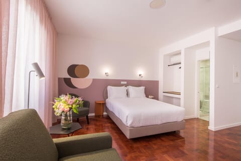 Bed, Photo of the whole room, Seating area, Bedroom