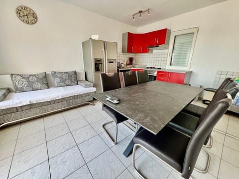 Kitchen or kitchenette, Seating area, Dining area