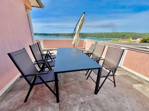 View (from property/room), Balcony/Terrace, Dining area, Sea view