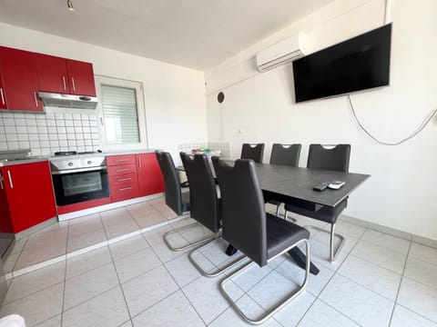 TV and multimedia, Living room, Seating area, Dining area, oven, stove, air conditioner