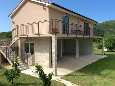 Property building, Day, Natural landscape, Garden, Balcony/Terrace