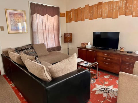 Falls Retreat - Walk to the Falls, the Casino and all Downtown Restaurants - Across from the Aquarium House in Niagara Falls