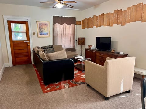 Falls Retreat - Walk to the Falls, the Casino and all Downtown Restaurants - Across from the Aquarium House in Niagara Falls