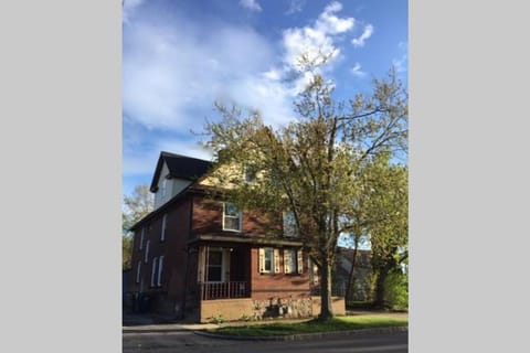 Falls Retreat - Walk to the Falls, the Casino and all Downtown Restaurants - Across from the Aquarium House in Niagara Falls