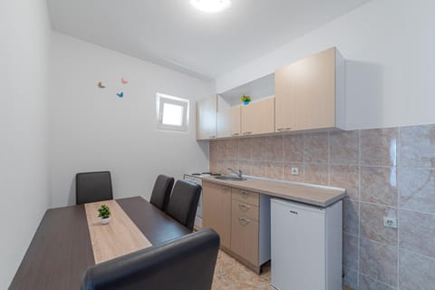 Dining area, kitchen