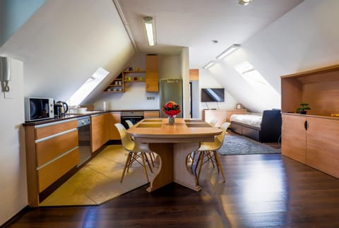 TV and multimedia, Kitchen or kitchenette, Living room, Seating area, Dining area, oven, stove