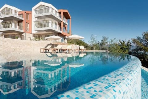 Property building, Day, Pool view, Swimming pool, sunbed