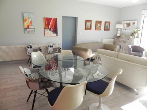 Seating area, Dining area