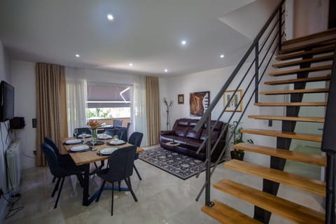 Balcony/Terrace, Kitchen or kitchenette, Dining area