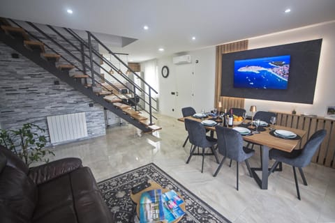 Communal lounge/ TV room, TV and multimedia, Kitchen or kitchenette, Living room, Seating area, Dining area, Lunch, internet, internet, internet, air conditioner