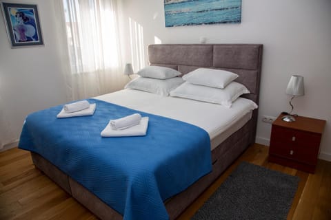 Bed, Bedroom, Garden view