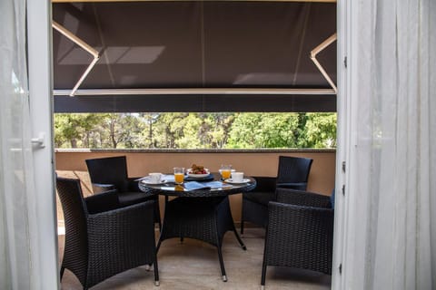 Day, View (from property/room), Balcony/Terrace, Seating area, City view, Garden view, Street view, Street view