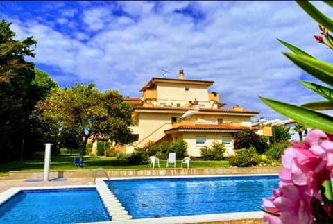 Property building, Spring, Day, Summer, Garden, Seating area, Tennis court, Windsurfing, Garden view, Pool view, Swimming pool, locker, locker, sunbed