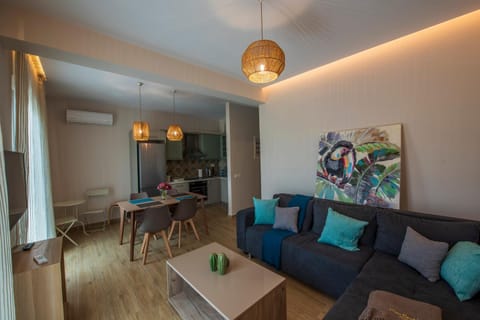 Kitchen or kitchenette, Living room, Seating area, Dining area