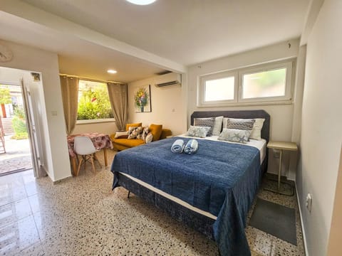 Bed, Living room, Dining area, Bedroom