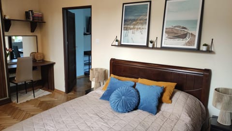 Bed, TV and multimedia, Photo of the whole room, Bedroom, hair dresser