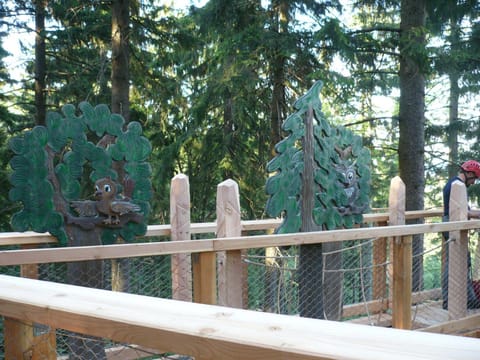 Nearby landmark, Restaurant/places to eat, Off site, Natural landscape, Children play ground, Kids's club, Kids's club, Entertainment, Entertainment