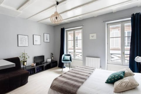 Photo of the whole room, Bedroom