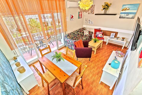 TV and multimedia, Balcony/Terrace, Living room, Seating area, Dining area, Street view, air conditioner