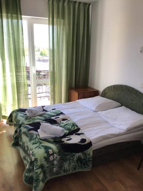 Bed, Balcony/Terrace, Photo of the whole room, Seating area, Bedroom, towels