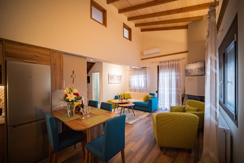 Living room, Photo of the whole room, Decorative detail, Seating area, Dining area