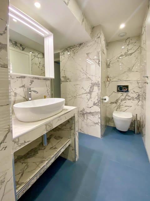 Villa l'ensoleillée vue panoramique mer, 250 m de la plage et du centre ville Apartment in Menton