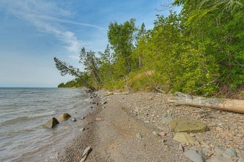 15 Mi to Duluth Lake Superior Beachfront Home! Apartment in Wisconsin