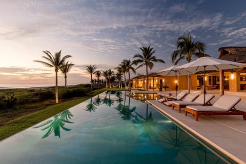 Casa Constantia Beach Front Villa Villa in Brisas de Zicatela