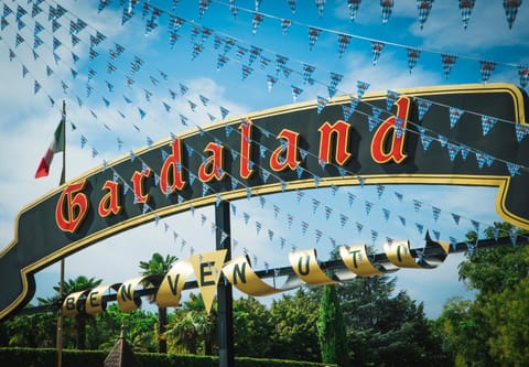 Nearby landmark, Restaurant/places to eat, Neighbourhood, Billiard, Bowling, Casino, Children play ground, Darts, Game Room, Karaoke, Nightclub / DJ, Squash, Table tennis, Aqua park, Kids's club, Evening entertainment, Area and facilities, Shopping Area, Swimming pool, Swimming pool, Entertainment