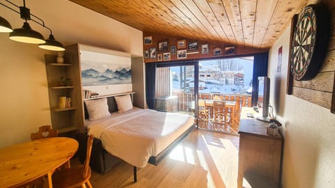 Bed, Living room