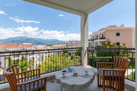 Patio, Natural landscape, View (from property/room), Balcony/Terrace, City view, Mountain view