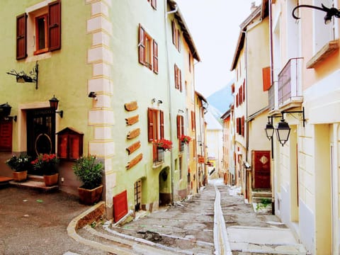 Nearby landmark, Neighbourhood, Skiing, Evening entertainment, Street view