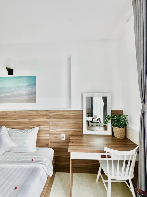 Bed, TV and multimedia, Photo of the whole room, Bedroom, hair dresser