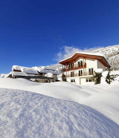 Property building, Day, Neighbourhood, Natural landscape, Winter, Mountain view