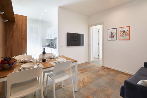 TV and multimedia, Living room, Seating area, Dining area