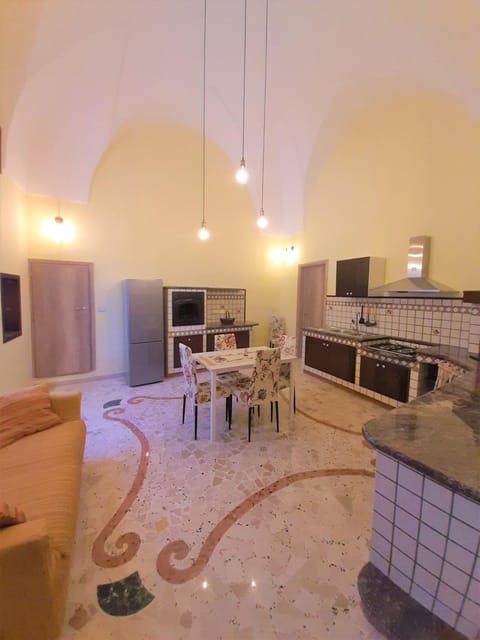 Photo of the whole room, Dining area