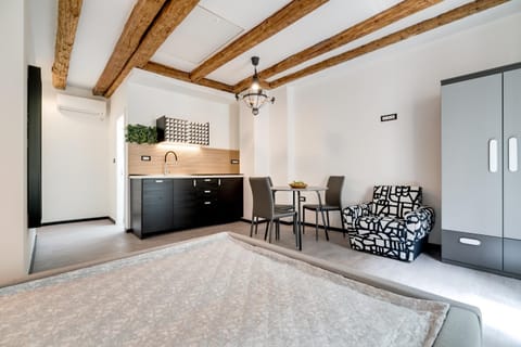 Kitchen or kitchenette, Seating area