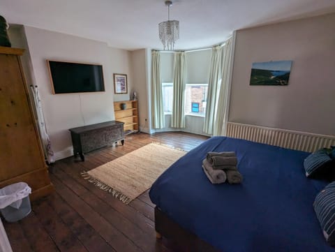 Bed, TV and multimedia, Bedroom