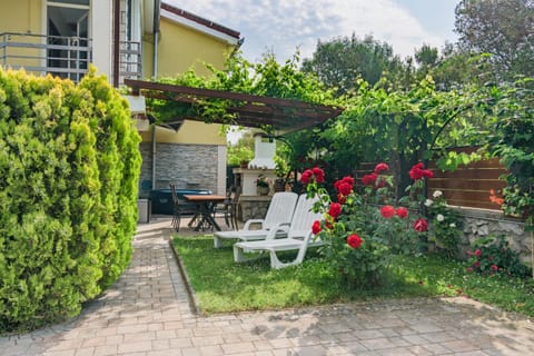 Property building, Patio, Day, Garden, Garden view, sunbed